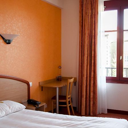 Logis Hotel Du Commerce Volvic Exterior photo