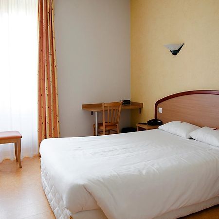Logis Hotel Du Commerce Volvic Exterior photo