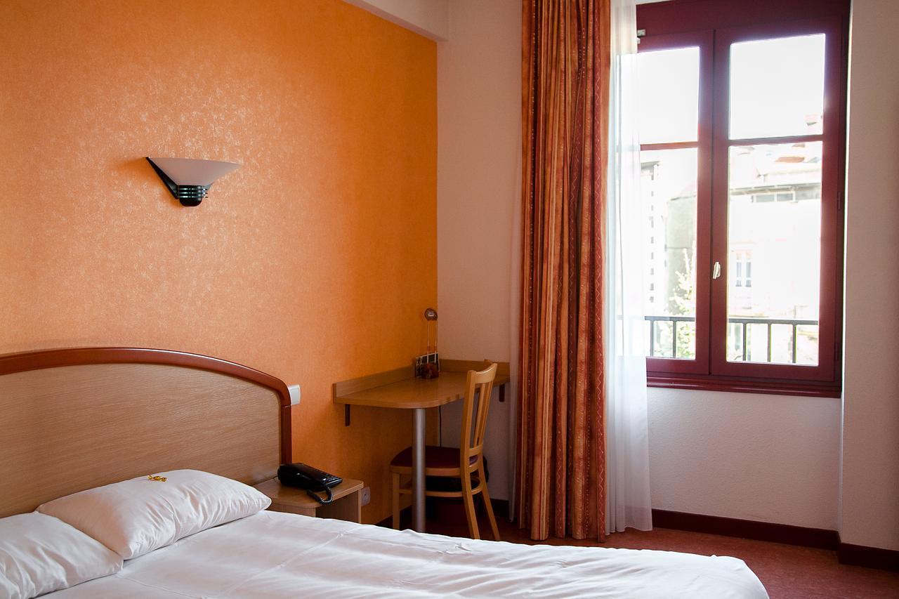 Logis Hotel Du Commerce Volvic Exterior photo