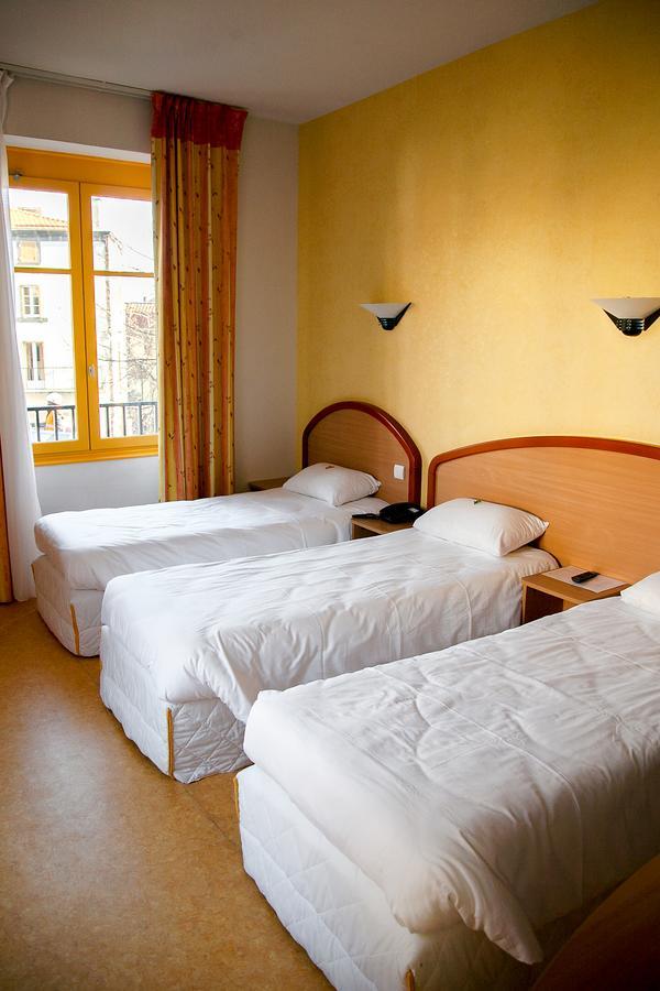 Logis Hotel Du Commerce Volvic Exterior photo