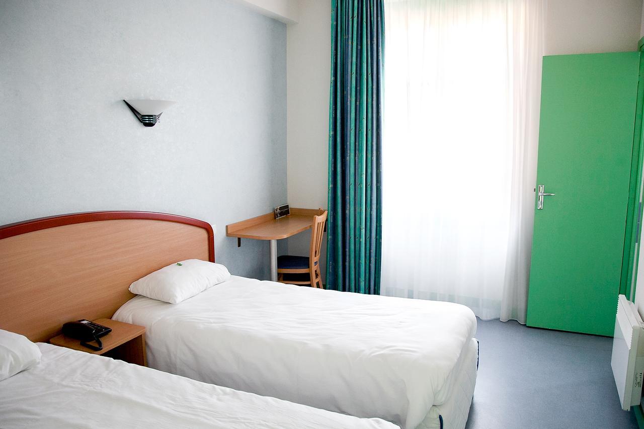 Logis Hotel Du Commerce Volvic Exterior photo